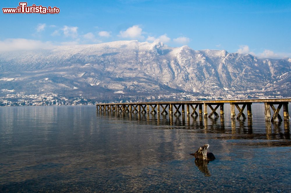 Immagine Panorama del lago di Bourget in inverno con le montagne innevate, Aix-les-Bains, Francia.