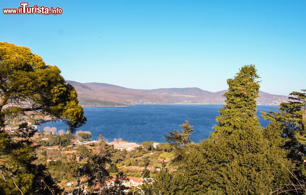 Immagine Panorama del lago di Bracciano, uno dei laghi vulcanici del Lazio