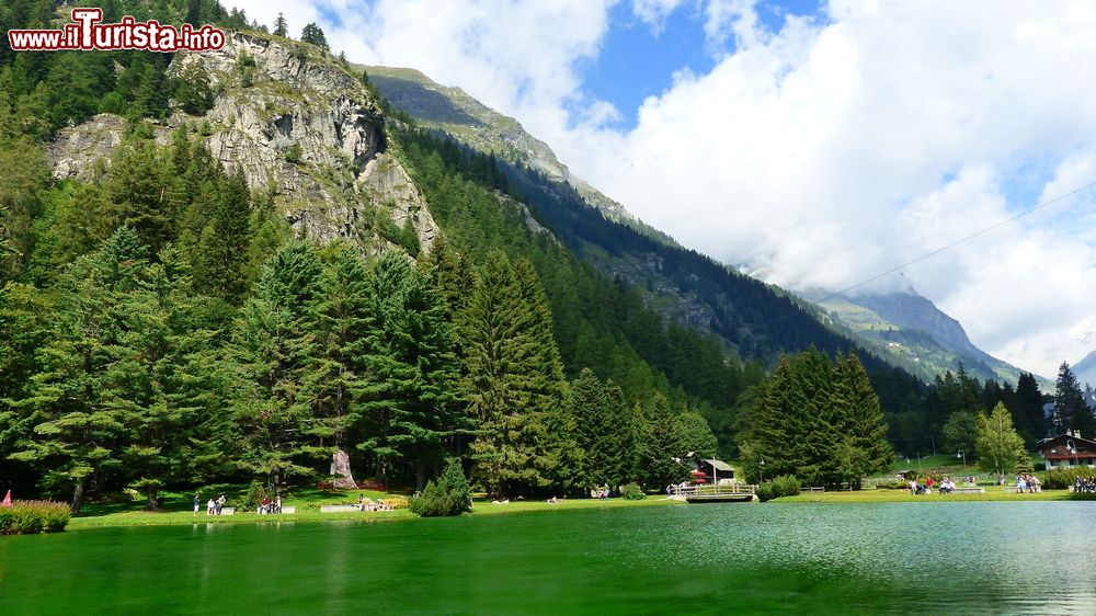 Immagine Panorama del lago di Gressoney-Saint-Jean, Valle d'Aosta. Il lago Gabiet si trova a 2371 metri di altitudine: lo si può raggiungere a piedi attraverso i vari sentieri che portano alle sue sponde oppure oppure con la cabinovia Staffal-Gabiet.