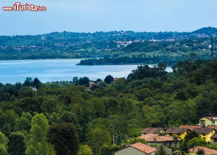 Immagine Panorama del lago di Varese da Fignano, provincia di Varese, Lombardia. Siamo in una zona di riserva naturale con paludi, fitta vegetazione acquatica, canneti, salici e ontani - © 338982287 / Shutterstock.com
