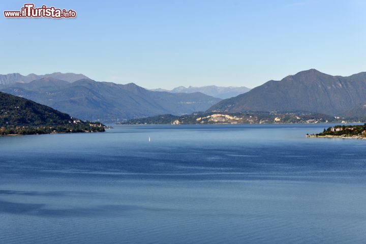 Immagine Panorama del lago Maggiore a Arona, Piemonte - Circondato da rilievi e colline che lo riparano dai freddi venti del nord, il lago ha tra i suoi affluenti il Ticino che ha tracciato una storica via dell'acqua collegando la Pianura Padana con il Centro Europa © Cristiano Palazzini / Shutterstock.com
