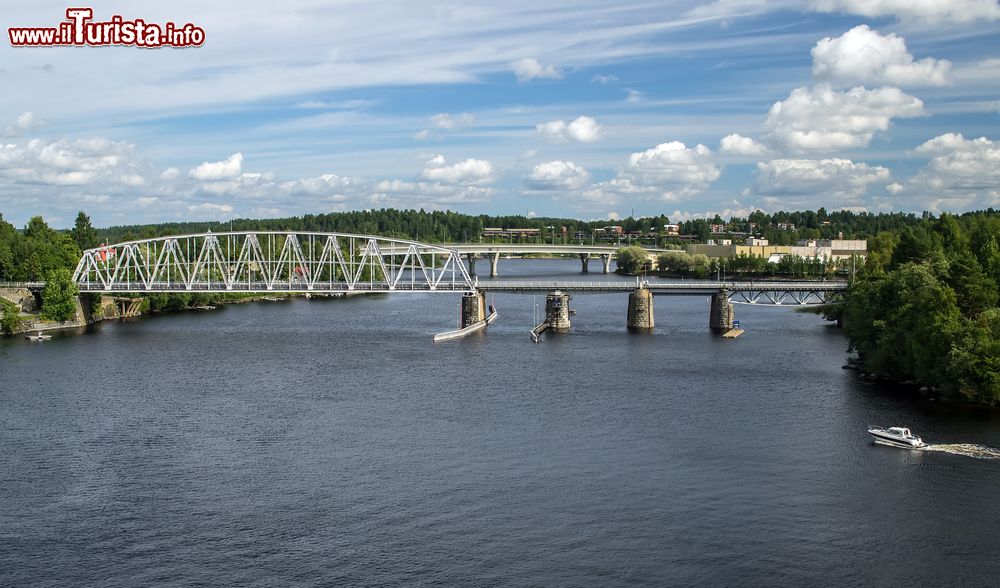 Immagine Panorama del lago Pihlajavesi con il ponte ferroviario che lo attraversa, Savonlinna (Finlandia).