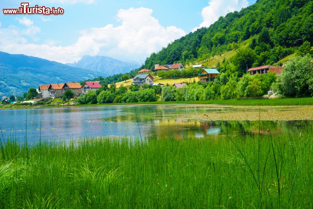 Immagine Panorama del lago Plav e del paesaggio limitrofo, Montenegro. Ai margini dell'entroterra montenegrino questa località di circa 5 mila abitanti è circondata da paesaggi incantevoli.