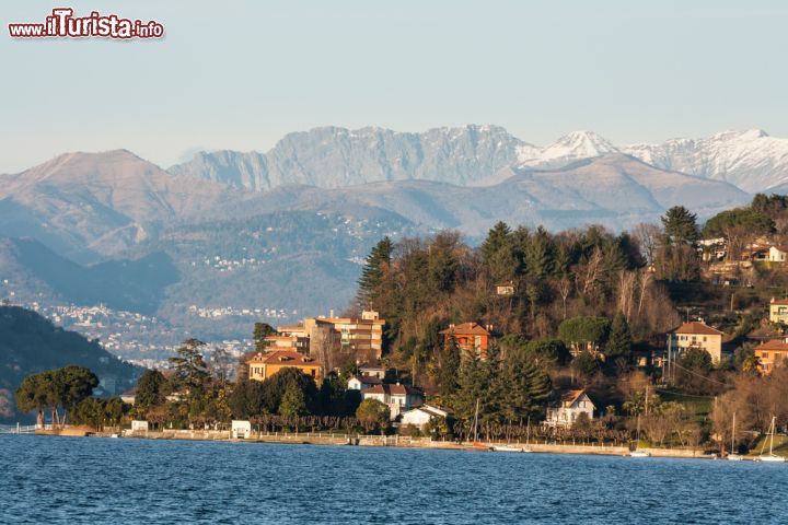 Immagine Panorama del lago Verbano visto dalla sponda di Arona in Piemonte - © gab90/ Shutterstock.com