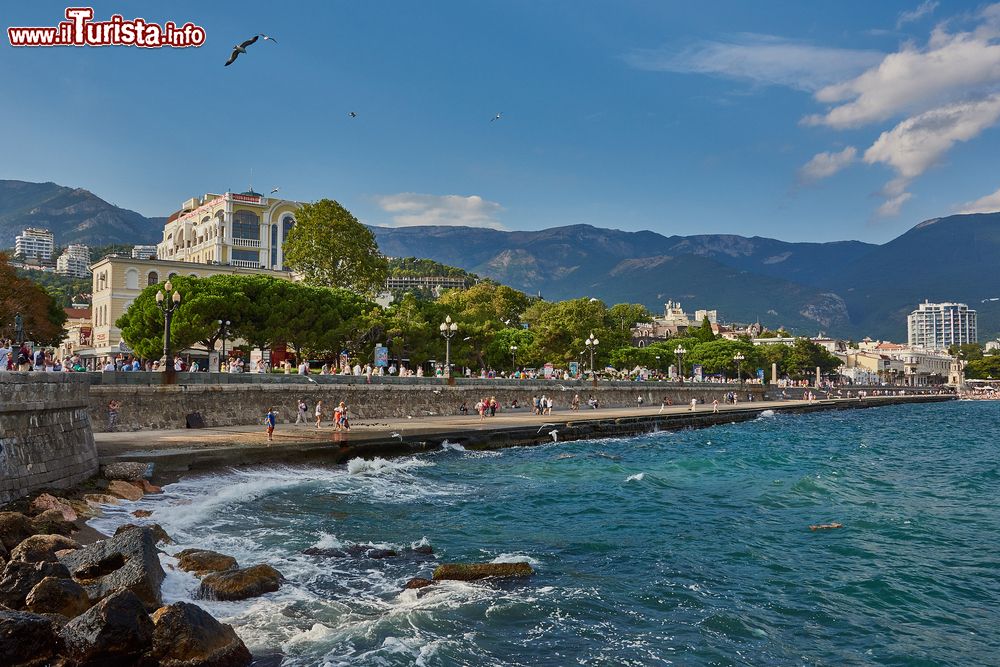 Immagine Panorama del lungomare Lenin a Jalta, Crimea. E' situata alle falde della catena montuosa meridionale che la ripara dai venti del nord. Rappresenta il più importante centro balneare della Repubblica autonoma di Crimea.