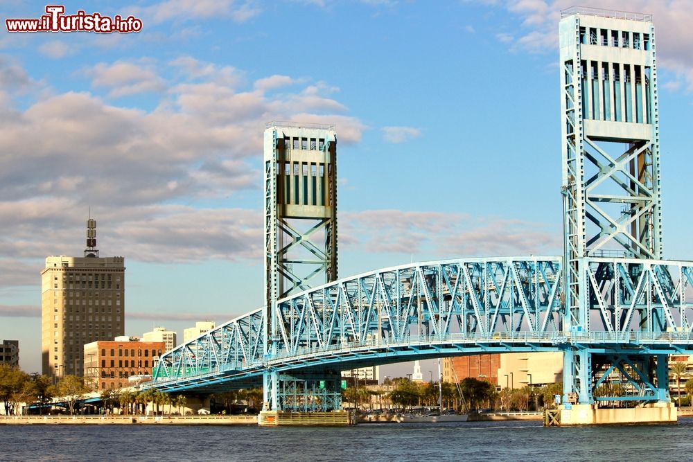 Immagine Panorama del Main Street Bridge a Jacksonville nel nord della Florida