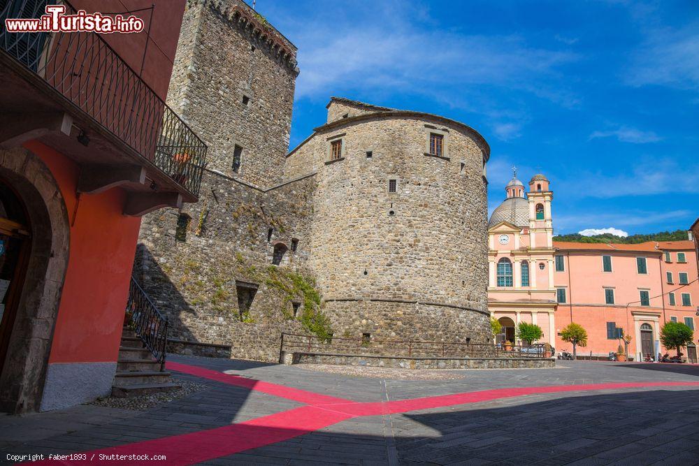 Immagine Panorama del maniero di Fieschi a Varese Ligure, Liguria. Proprietà privata, è dato in concessione per manifestazioni e eventi - © faber1893 / Shutterstock.com