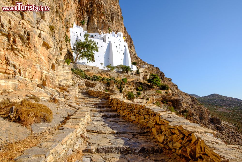 Immagine Panorama del monastero di Panagia Hozovitissa a Amorgos, Grecia. Viene considerato unico al mondo per il paesaggio che offre ai visitatori e per la sua architettura. E' stato edificato in una cavità di roccia.