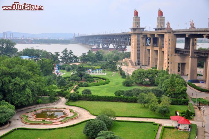 Immagine Panorama del Nanjing Yangtze River Bridge, Cina: costruito per attraversare il Fiume Giallo nel 1968, questo ponte è lungo circa 1,6 km - © jiawangkun / Shutterstock.com