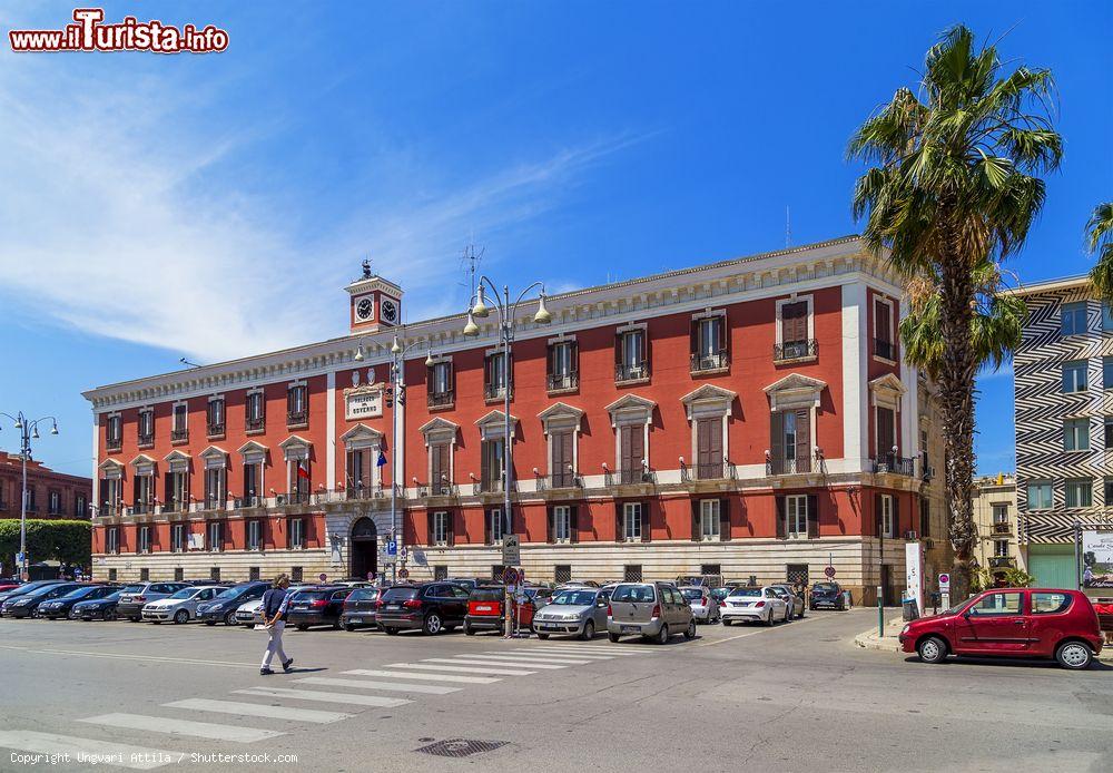 Immagine Panorama del Palazzo del Governo di Bari, Puglia. Sorge in piazza Libertà di fronte al teatro comunale Niccolò Piccinni ed ospita le sede della Prefettura di Bari. Questo edificio divenne importante nel 1906 quando Giuseppe Bonaparte decise di trasferire il capoluogo da Trani a Bari - © Ungvari Attila / Shutterstock.com