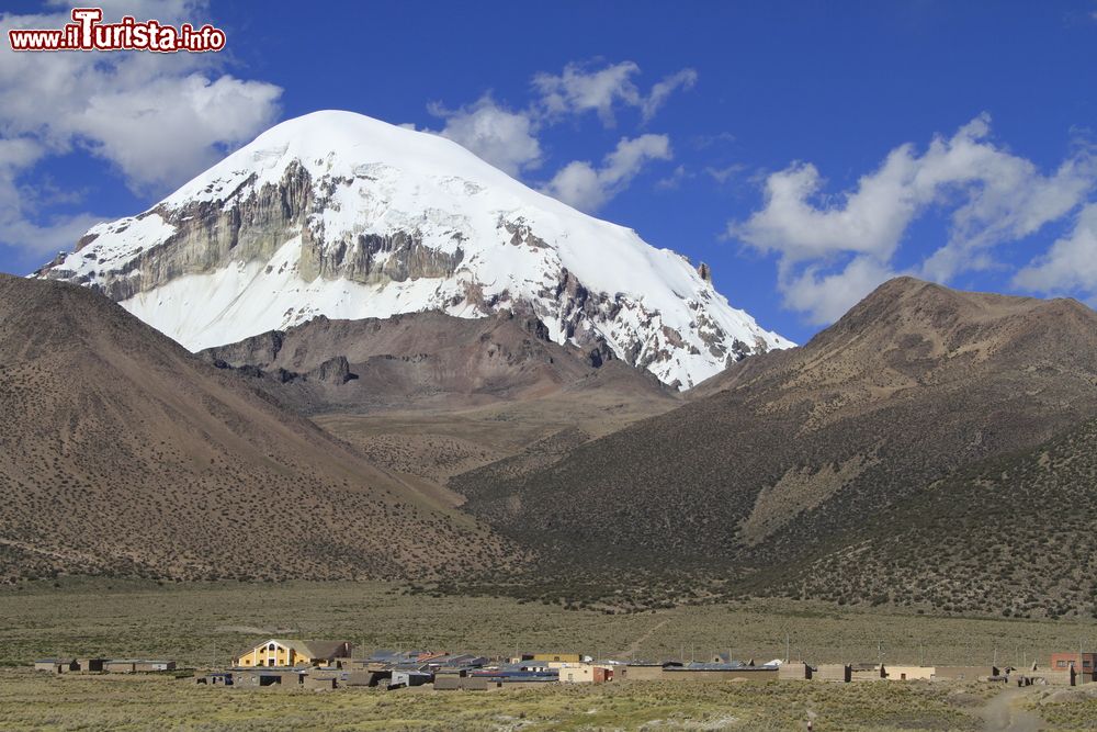 Immagine Panorama del Parque Nacional Sajama nei pressi di Oruro, Bolivia, con le vette più alte innevate.