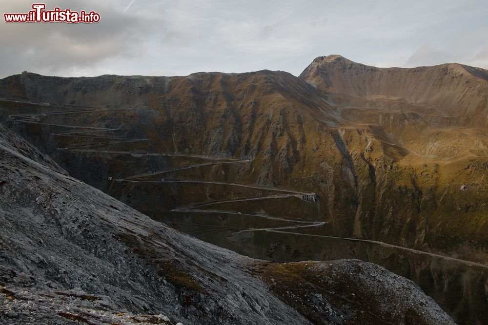 Immagine Panorama del Passo dello Stelvio nel tardo pomeriggio, nord Italia. La strada presenta ben 88 tornanti di cui 48 sul versante altoatesino e gli altri 40 su quello lombardo. Fra ottobre e maggio il Passo rimane chiuso al traffico.