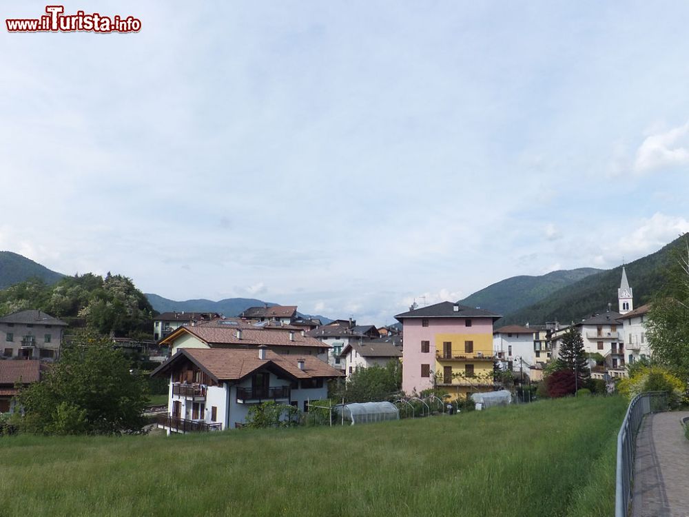 Immagine Panorama del piccolo borgo di Lona in Trentino Alto Adige.