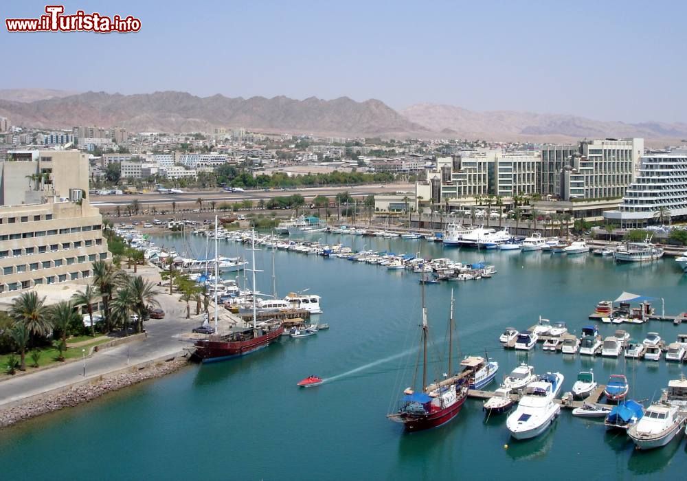 Immagine Panorama del porto di Eilat nel sud di Israele, sul Mar Rosso. Il paese registra una crescita media annua del 4% delle merci che transitano per i suoi porti fra cui proprio quello di Eilat - © Tango7000, Pubblico dominio, Wikipedia