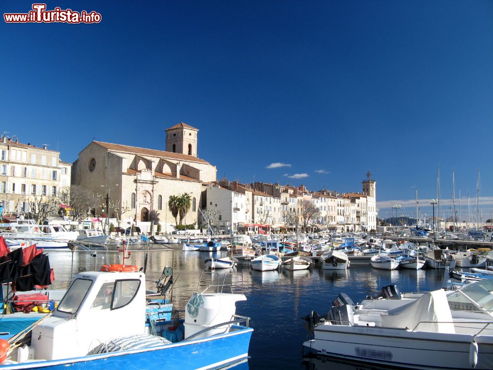 Immagine Panorama del porto di La Ciotat, Francia, con le barche ormeggiate e i palazzi antichi sullo sfondo.