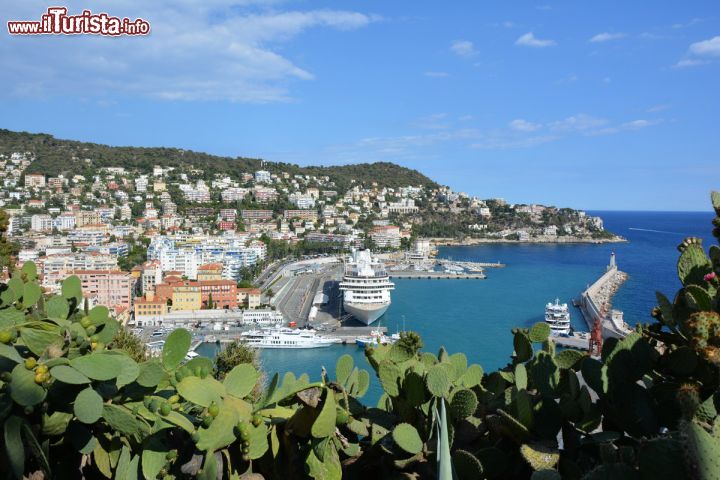 Immagine Panorama del porto di Nizza, Francia. E' uno dei principali porti di Francia e del Mediterraneo. Ha una decina di banchine di cui 6 commerciali.