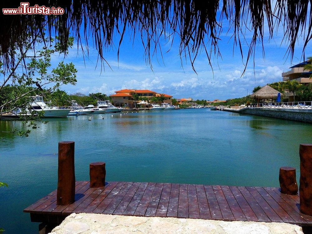 Immagine Panorama del porto di Puerto Aventuras, famosa località costiera della Riviera Maya, Messico, visto dal molo in legno in una giornata di sole.