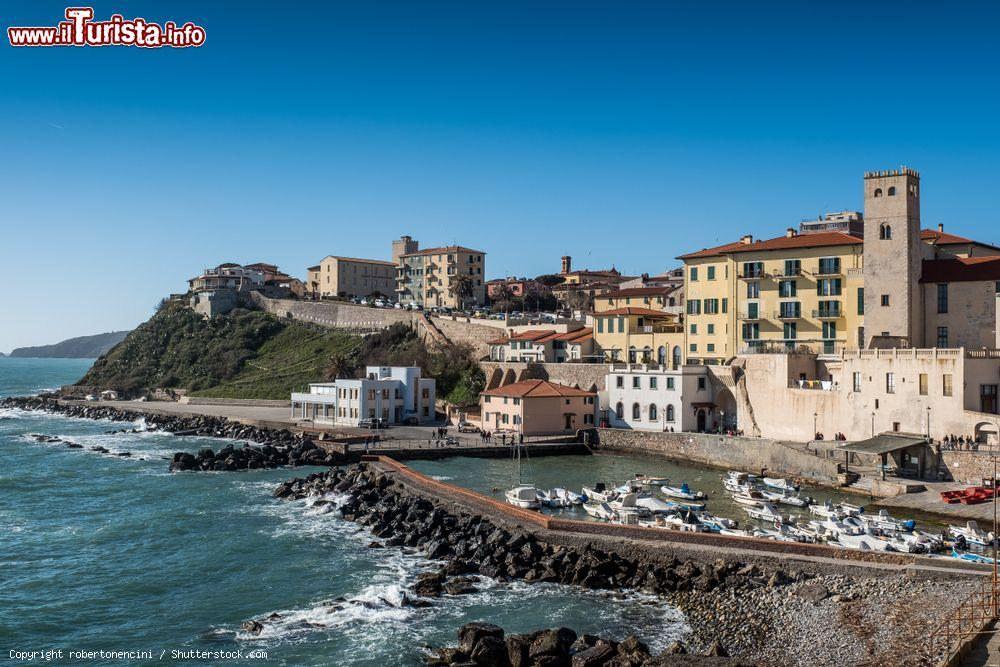 Immagine Panorama del porto e della citadella di Piombino in Toscana - © robertonencini / Shutterstock.com