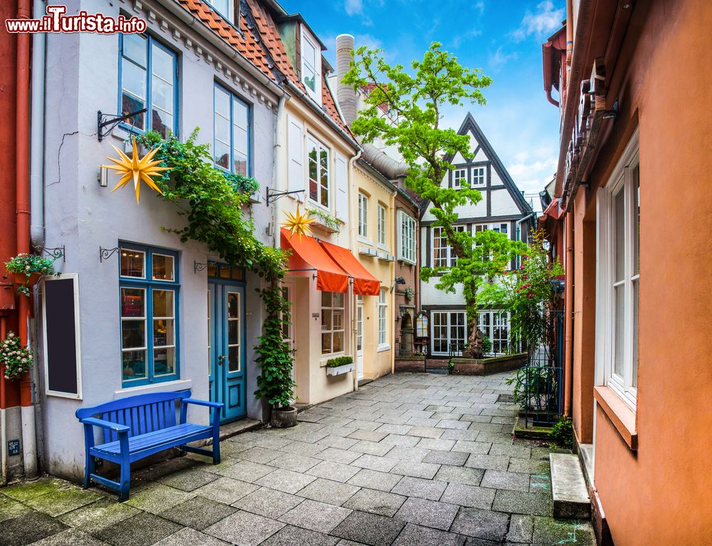 Immagine Panorama del quartiere Schnoor con una via storica di Brema, Germania - © Jon Chica / Shutterstock.com