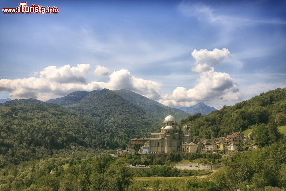 Immagine Panorama del Santuario della Madonna del Sangue a Re, Val d'Ossola, Piemonte. Siamo in una estesa vallata della provincia del Verbano-Cusio-Ossola che corrisponde al bacino idrografico del fiume Toce.
