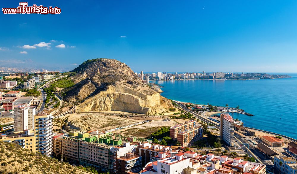 Immagine Panorama del Serra Grossa o della montagna di San Julian a Alicante, Spagna. Questo piccolo monte di poco più di 150 metri di altitudine separa il centro della città dai quartieri costieri di La Albufereta e Cabo de la Huerta.