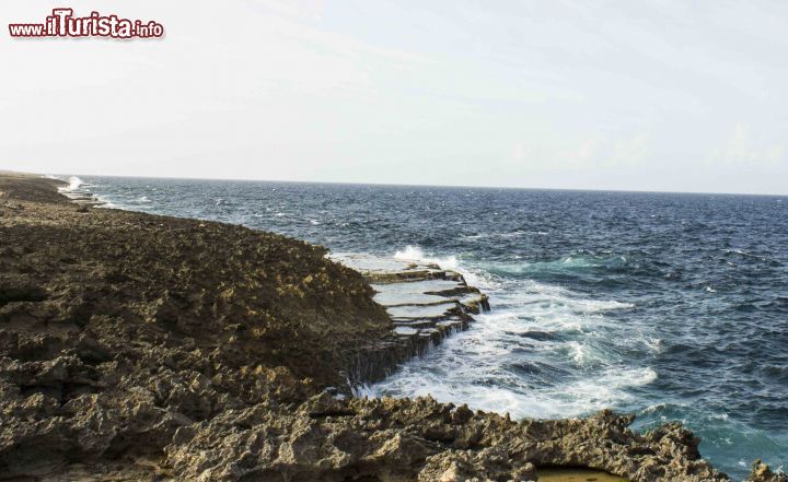 Immagine Panorama del Shete Bokas Natural Park a Curacao, Antille olandesi. Quest'area protetta inizia a Boka Tabla; si può camminare lungo le scogliere calcaree ammirando una vista mozzafiato sulle coste frastagliate dell'isola.
