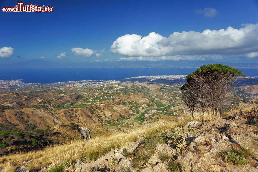 Immagine Panorama del sud della Calabria fotografato dall'Aspromonte in direzione dello stretto di Messina