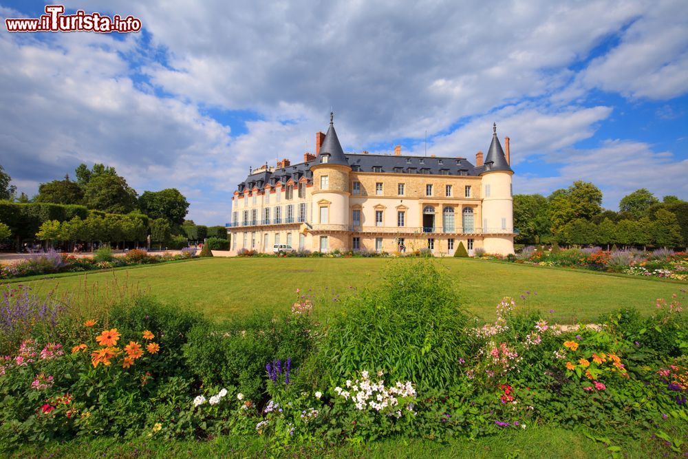 Immagine Panorama del suggestivo castello di Rambouillet, dipartimento di Yvelines, Francia. Proprietà presidenziale dal 1896, ospita i capi di stato invitati in Francia.