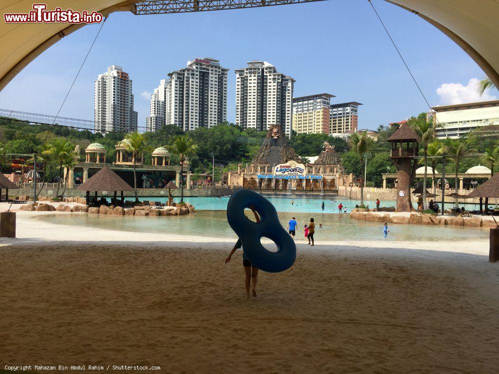 Immagine Panorama del Sunway Lagoon Theme Park a Bandar Sunway, Selangor. Inaugurato nell'aprile 1993, questo parco acquatico ospita più di 80 attrazioni per tutte le età e si estende su un'area di 88 acri. E' stato costruito dal Sunway Group - © Mahazan Bin Abdul Rahim / Shutterstock.com