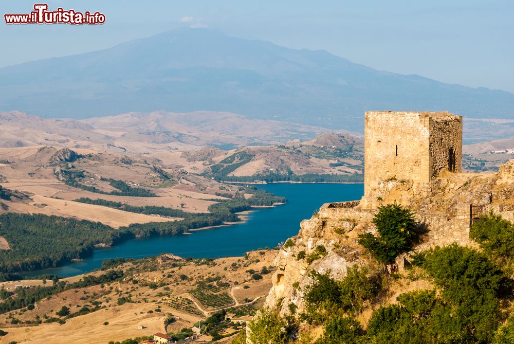 Immagine Panorama del territorio di Regalbuto: il Lago Pozzillo e il monte Etna sullo sfondo