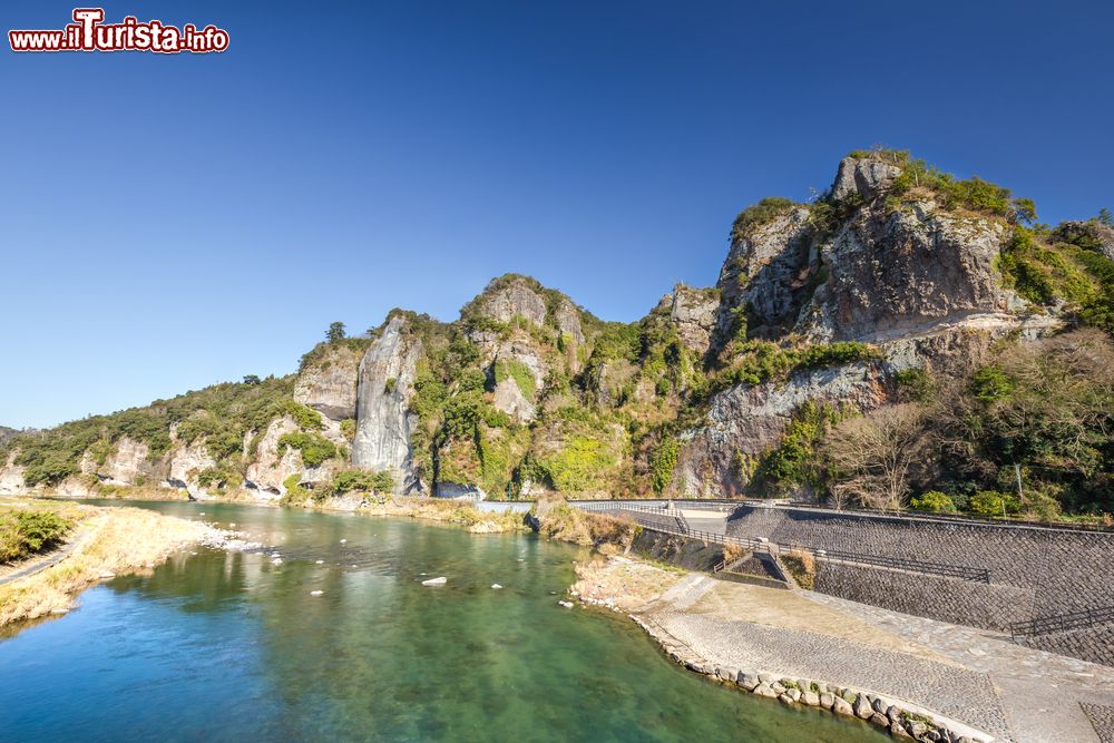 Immagine Panorama del tunnel di Ao-no-Domon a Nakatsu, prefettura di Oita, Giappone. Questa costruzione si trova ai piedi delle scogliere note come Kyoshu ed è lunga circa 340 metri. Per realizzarla sono stati necessari una trentina di anni.