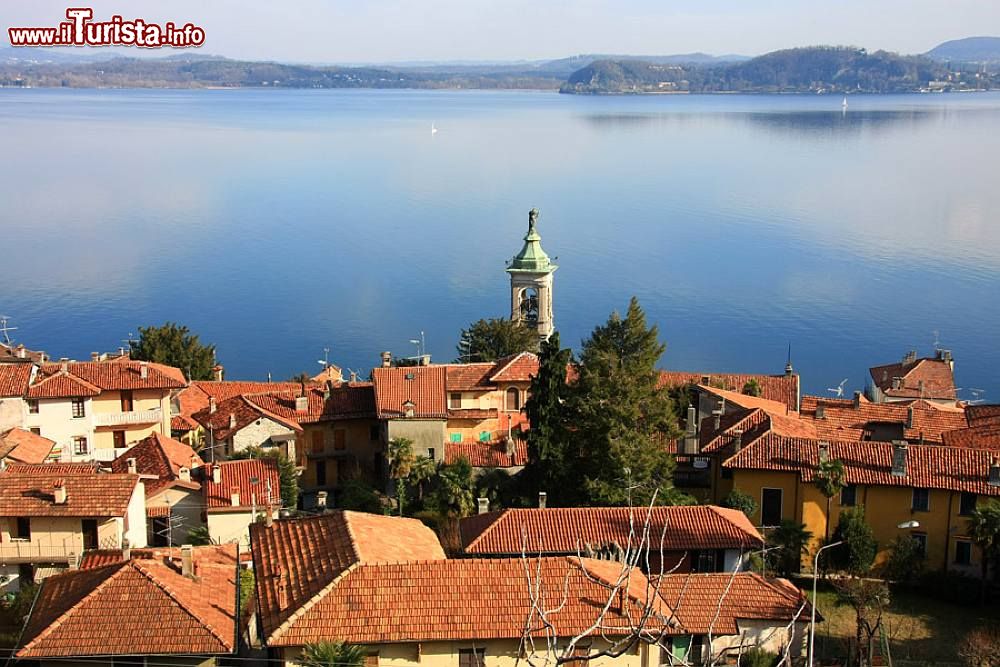 Immagine Panorama del villaggio di Belgirate e il Lago Maggiore, versante piemontese - © Alessandro Vecchi - CC BY-SA 3.0, Wikipedia