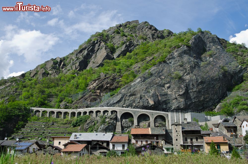 Immagine Panorama del villaggio di Borgo nei pressi di Montjovet, Valle d'Aosta, con il viadotto della ferrovia.
