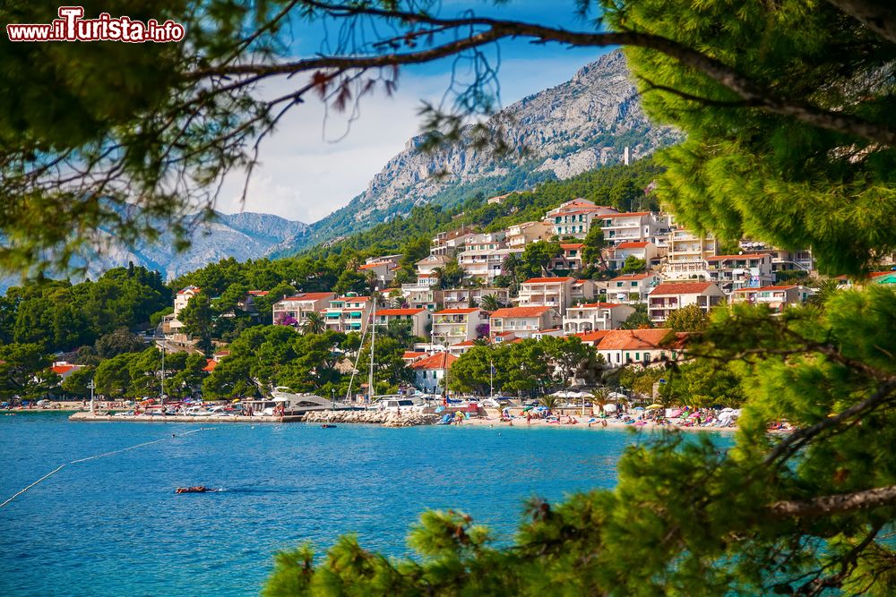 Immagine Panorama del villaggio di Brela, sullo sfondo la montagna Biokovo (Croazia)