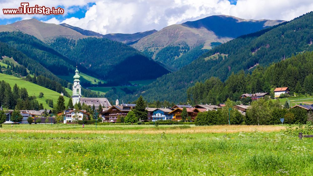 Immagine Panorama del villaggio di Dobbiaco (Toblach) in Val Pusteria in Alto Adige