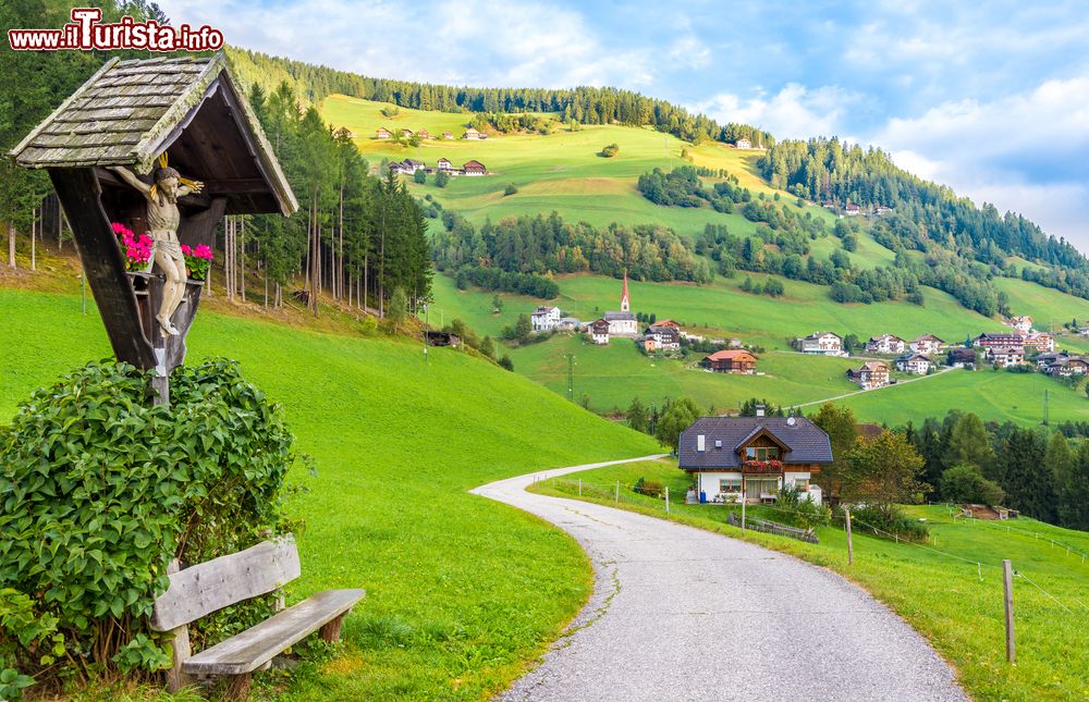 Immagine Panorama del villaggio di Onach (Onies) vicino a San Lorenzo di Sebato, Dolomiti, Trentino Alto Adige.