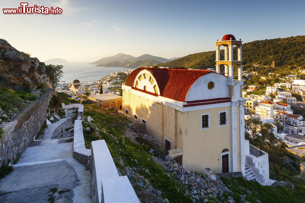 Immagine Panorama del villaggio di Pandeli nelle prime ore della mattina, isola di Lero, Grecia.