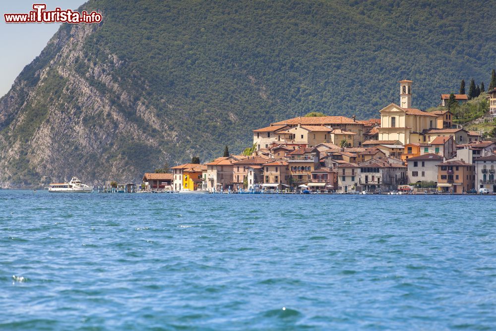 Immagine Panorama del villaggio di Predore in Lombardia sul Lago d'Iseo
