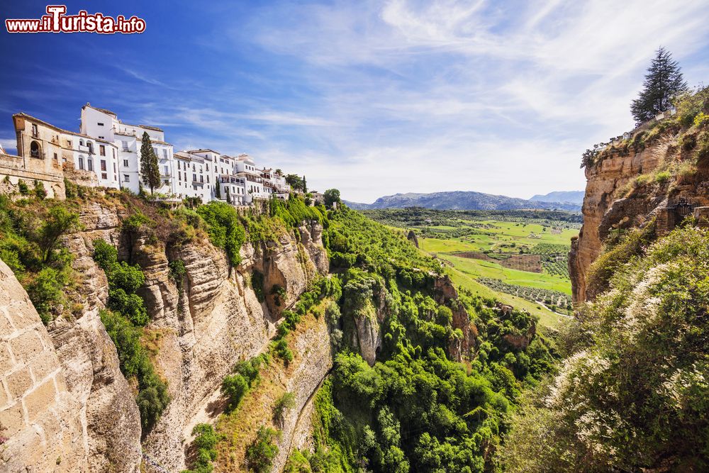 Immagine Panorama del villaggio di Ronda e il suo canyon, uno dei paesaggi celebri in Andalusia, Spagna