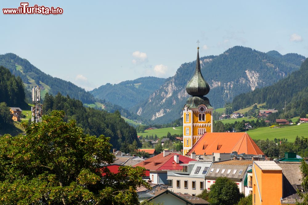 Immagine Panorama del villaggio di Schladming con la chiesa cattolica al centro, Austria.