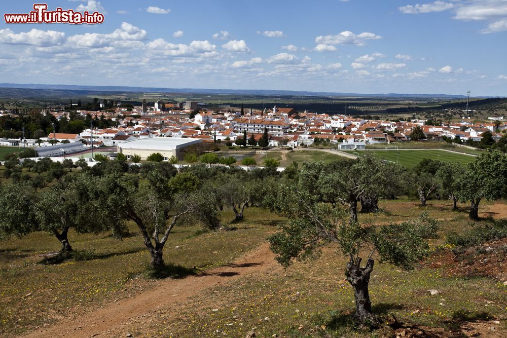 Immagine Panorama del villaggio di Serpa, Portogallo. Questo grazioso Comune portoghese di circa 16 mila abitanti si trova nel distretto di Beja.