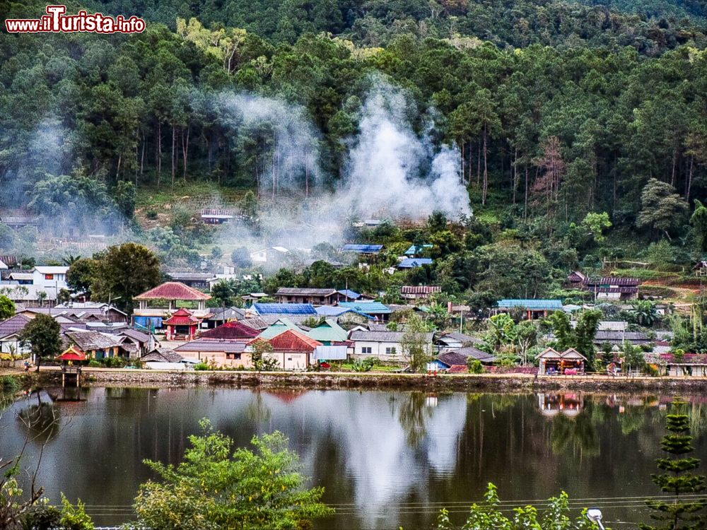 Immagine Panorama del villaggio fluviale di Ruk Thai nella provincia di Mae Hong Son, Thailandia.