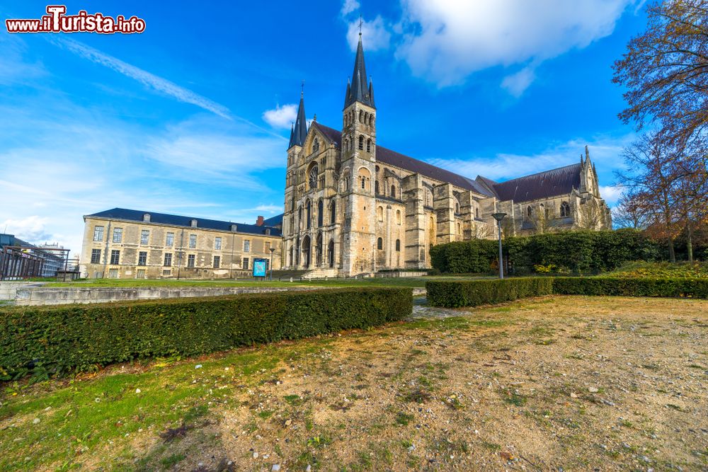 Immagine Panorama della basilica di Saint-Remi Basilica a Reims, Champagne, Francia. La chiesa conserva le reliquie di San Remigio che convertì al cristianesimo Clodoveo, re dei Franchi, il giorno di Natale del 496.