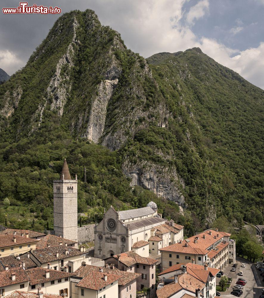 Immagine Panorama della Cattedrale di Gemona con il monte Glemina sullo sfondo - © Jay-Dee / Shutterstock.com