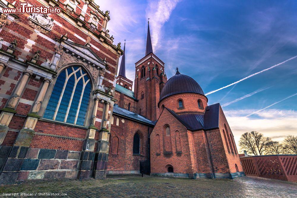 Immagine Panorama della cattedrale di Saint Luke a Roskilde, Danimarca. Le sue guglie gemelle dominano lo skyline della città - © RPBaiao / Shutterstock.com