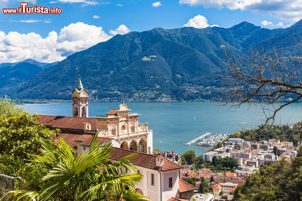 Immagine Panorama della Chiesa della Madonna del Sasso sopra il lago di Locarno in Svizzera