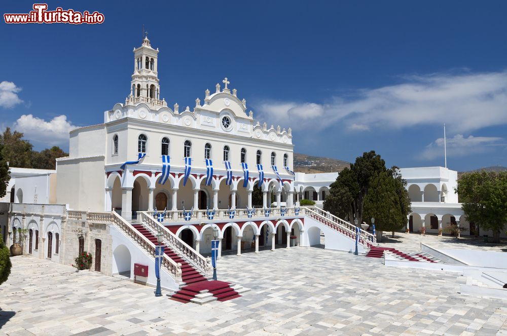 Immagine Panorama della chiesa della Panagia Evangelistria sull'isola di Tino, Grecia.