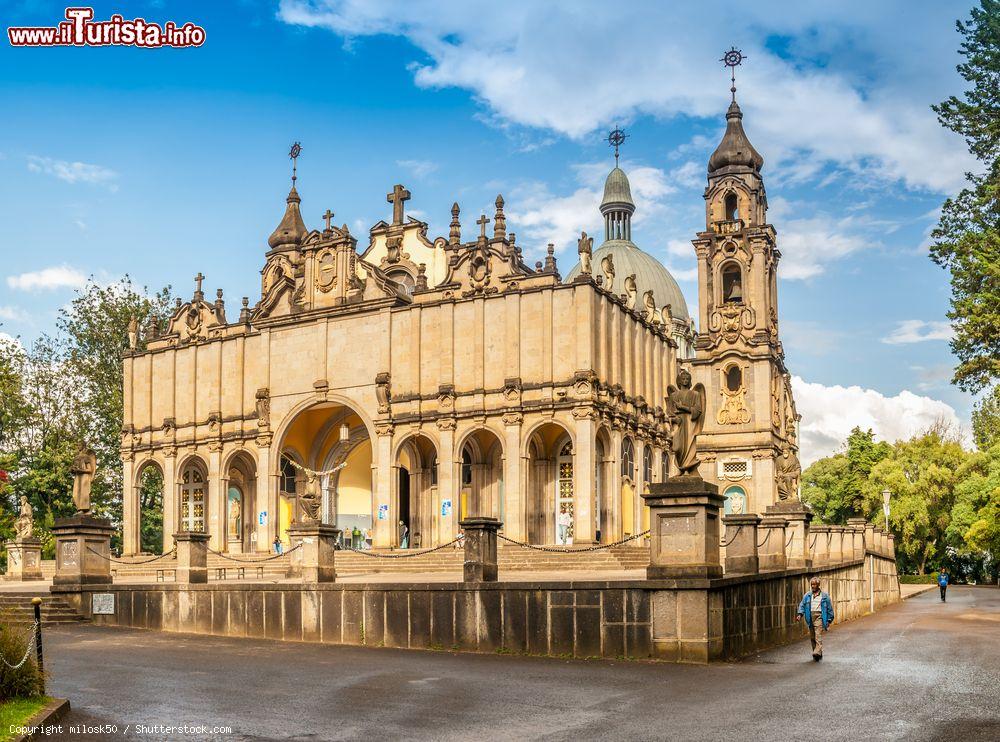 Immagine Panorama della chiesa della Santissima Trinità a Addis Abeba, Etiopia. E' la cattedrale ortodossa più alta della città - © milosk50 / Shutterstock.com