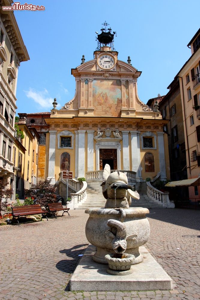 Immagine Panorama della chiesa di San Pietro e Paolo a Mondovì, Piemonte, Italia. Situato nel Rione Breo in piazza San Pietro, questo edificio religioso viene anche detto "del Moro". Una leggenda vuole che le truppe di Napoleone credendo che il moro posto nella torretta sopra la chiesa fosse una vedetta addetta a dare l'allarme, lo presero a fucilate.