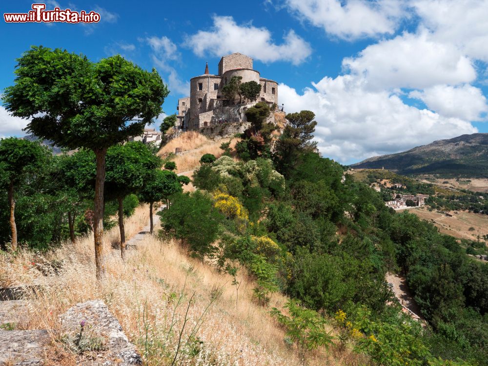 Immagine Panorama della chiesa di Santa Maria di Loreto a Petralia Soprana, Sicilia. Un viale alberato conduce sulla cima del villaggio fra le Madonie.